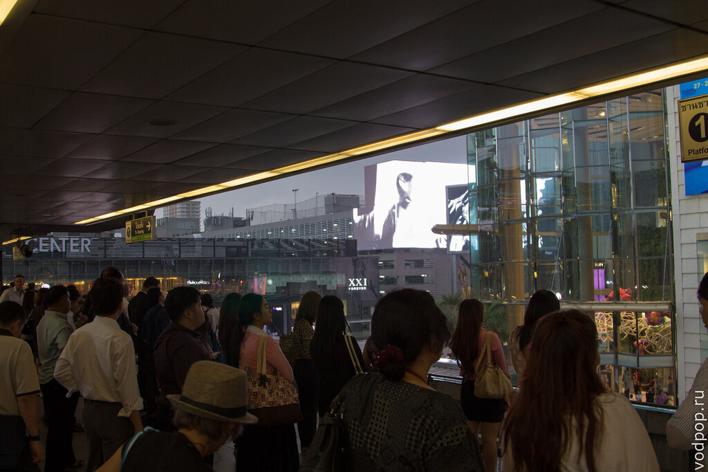 Час-пик в метро BTS в Бангкоке Час-пик в метро BTS в Бангкоке